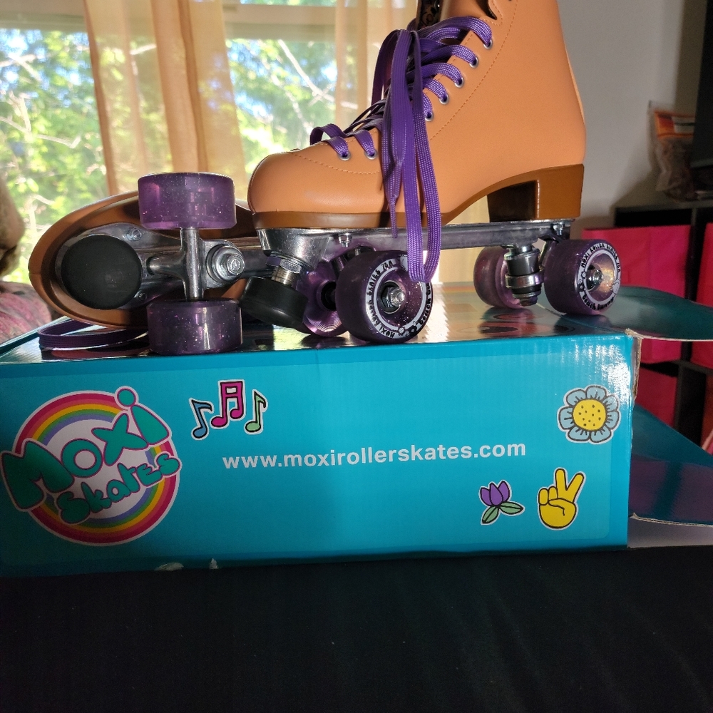 Moxi Beach bunny skates (new)